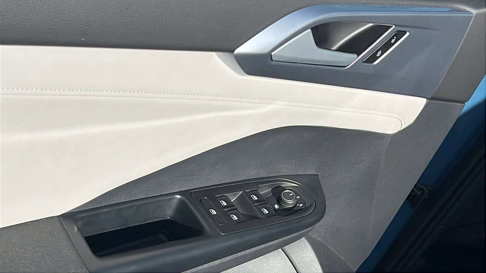 Used 2025 Volkswagen Taos SE image 22