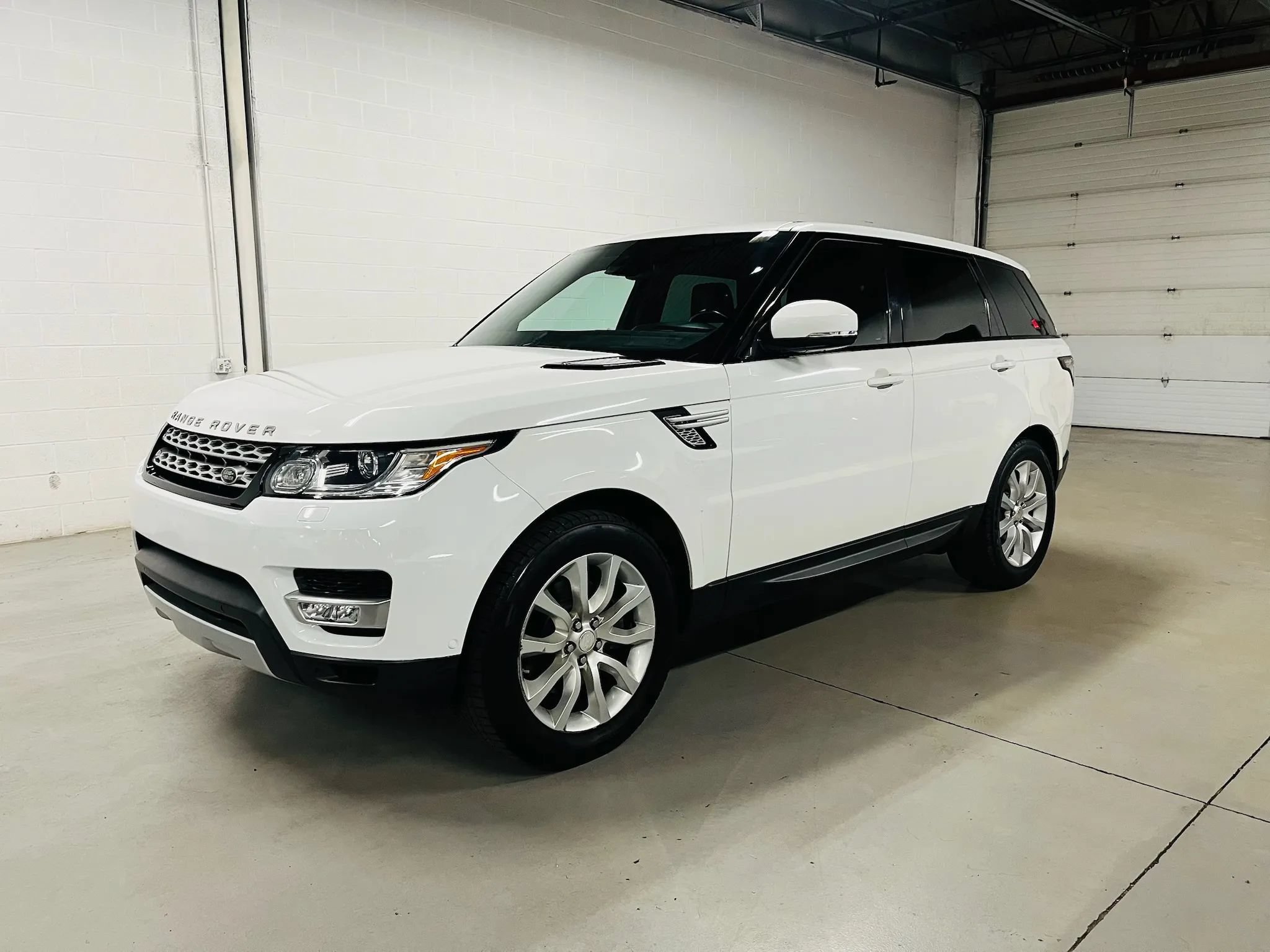 Used 2015 Land Rover Range Rover Sport HSE AWD/4WD image 2