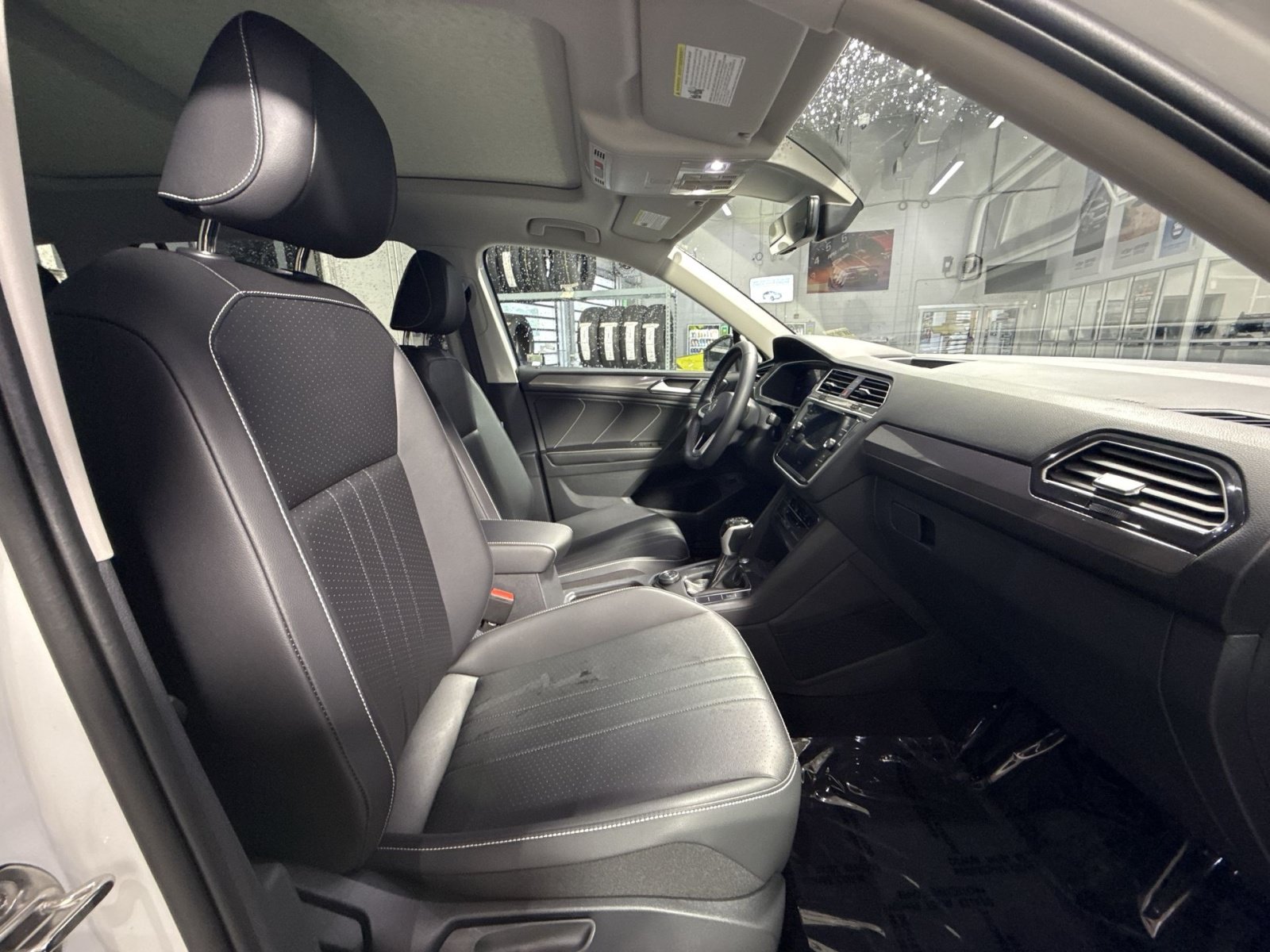 Used 2024 Volkswagen Tiguan SE w/ Panoramic Sunroof Package AWD/4WD image 29