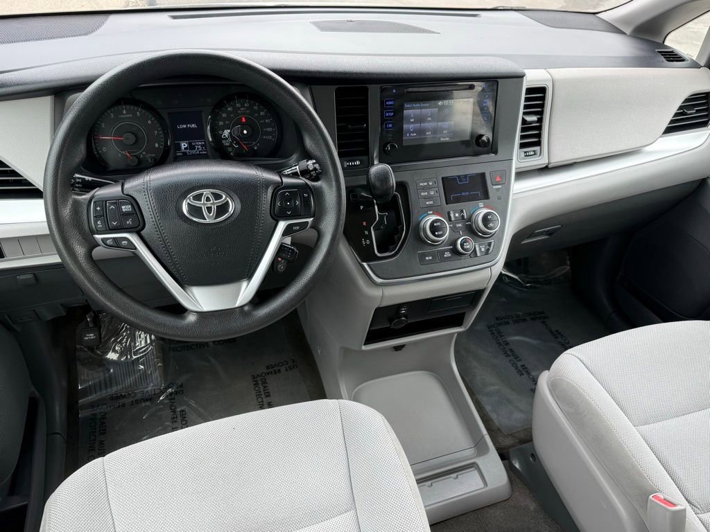 Used 2017 Toyota Sienna L FWD image 28