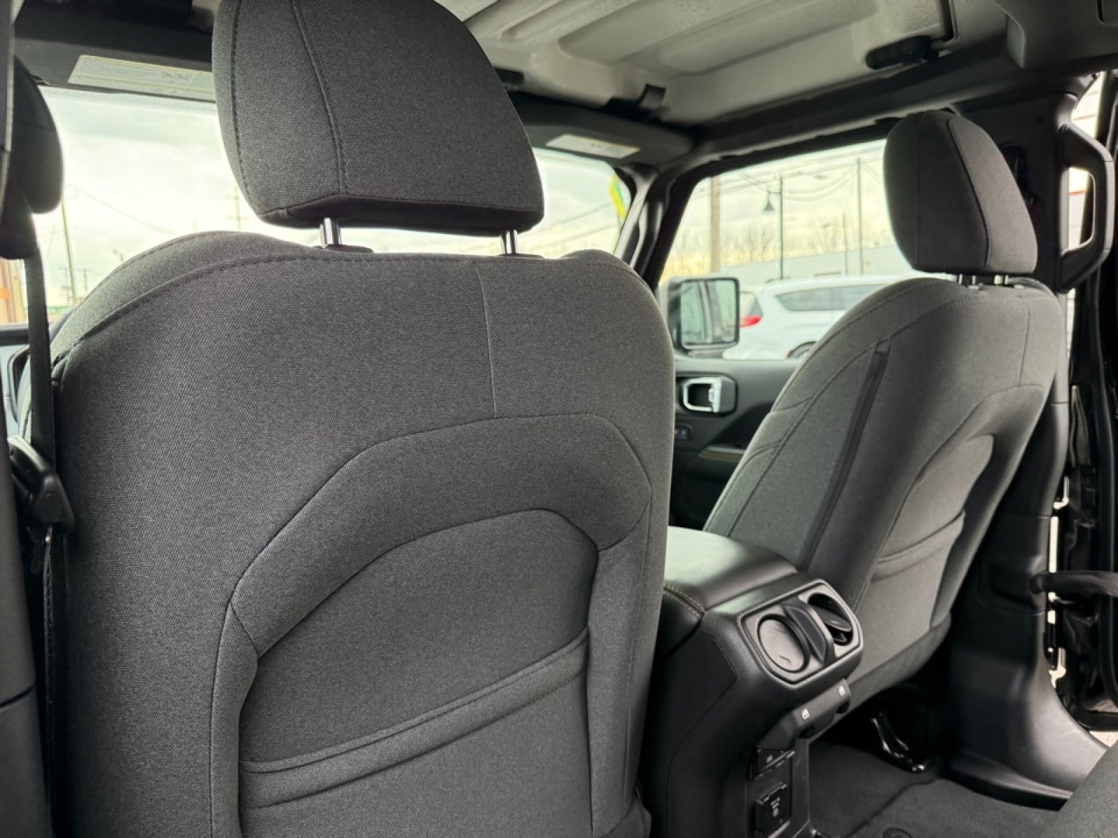 Used 2025 Jeep Wrangler Unlimited Sahara image 30