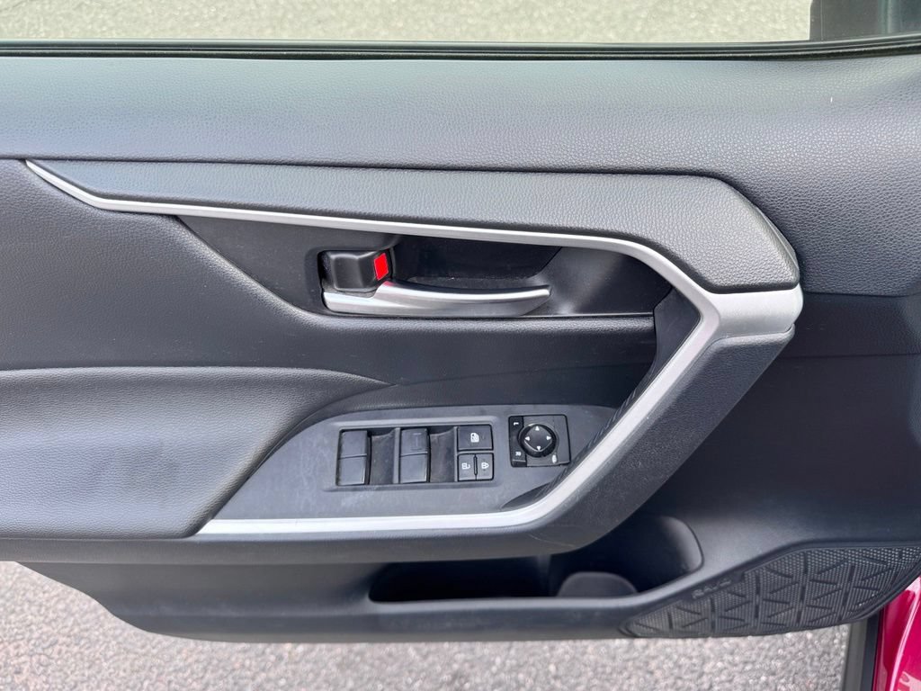 Used 2019 Toyota RAV4 XLE AWD/4WD image 9