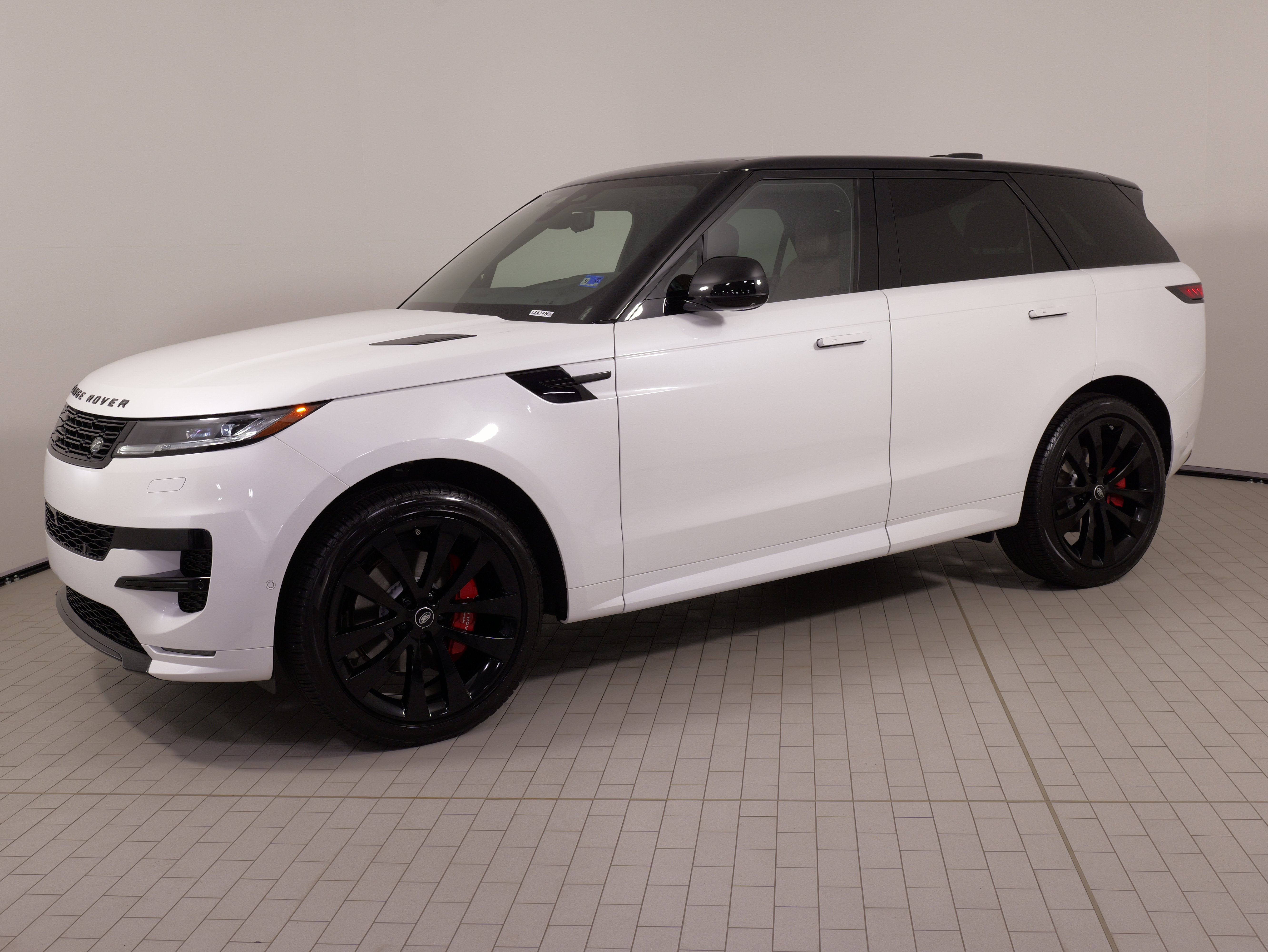 Used 2024 Land Rover Range Rover Sport Dynamic SE AWD/4WD image 1