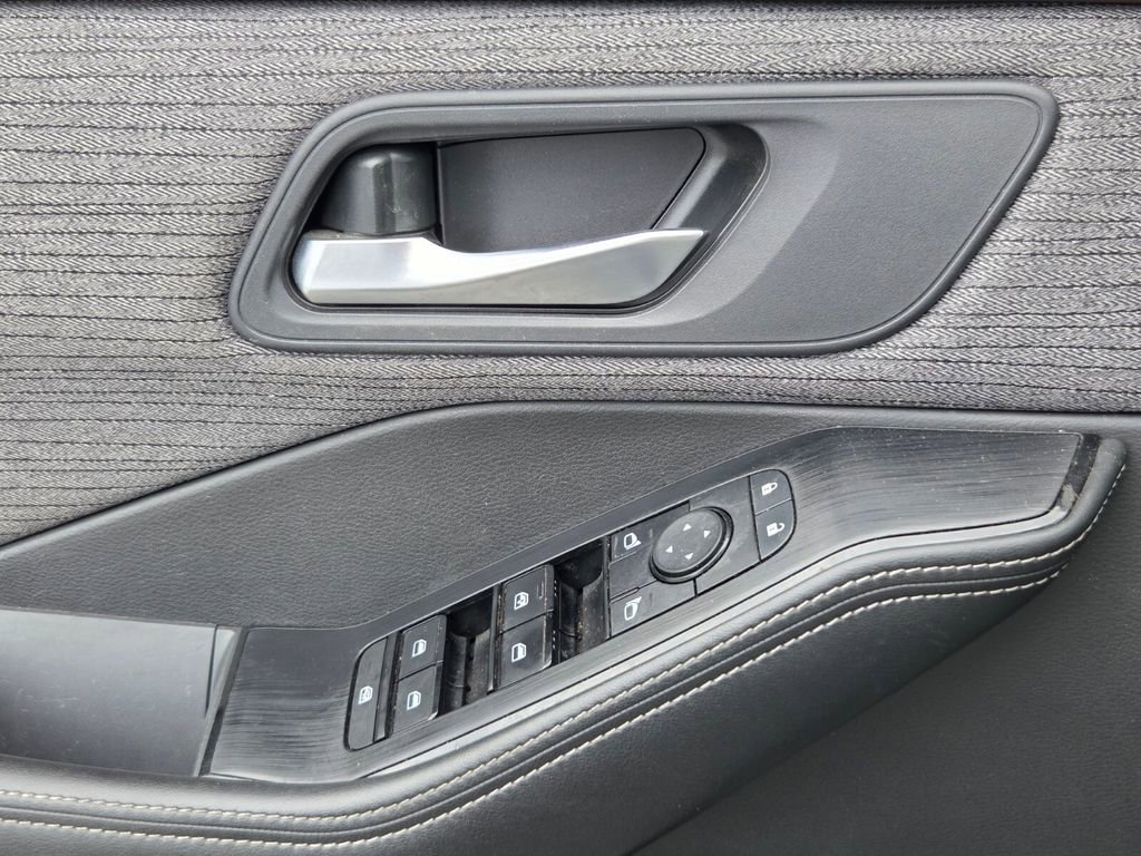 Used 2022 Nissan Rogue SV image 26