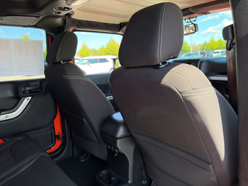 Used 2015 Jeep Wrangler Unlimited Sahara w/ Connectivity Group AWD/4WD image 31