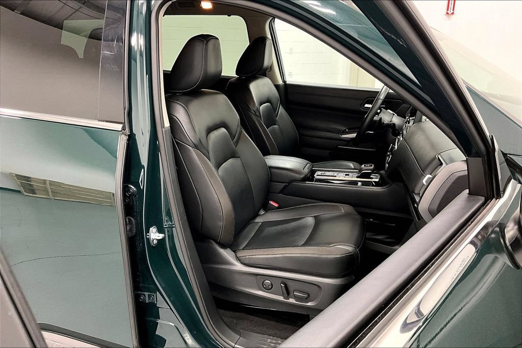 Used 2025 Nissan Pathfinder SL FWD image 9