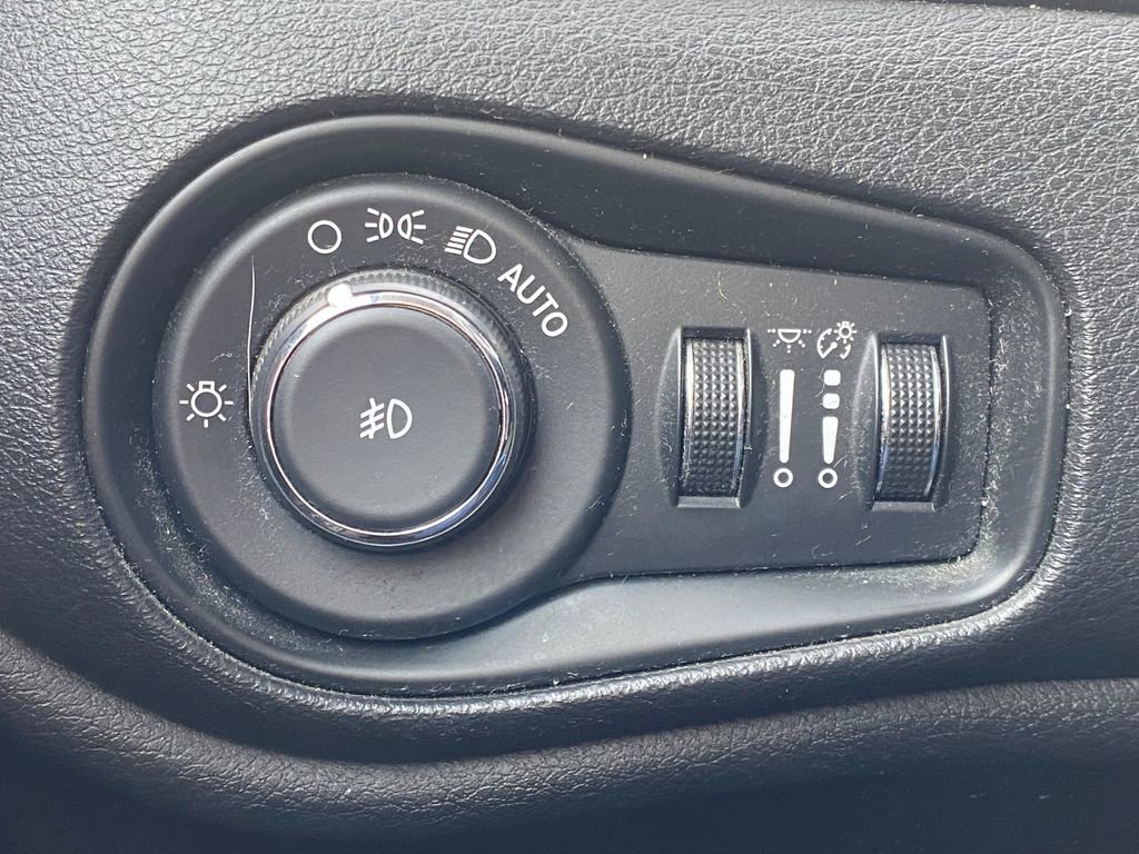 Used 2015 Jeep Renegade Latitude w/ Cold Weather Group FWD image 25