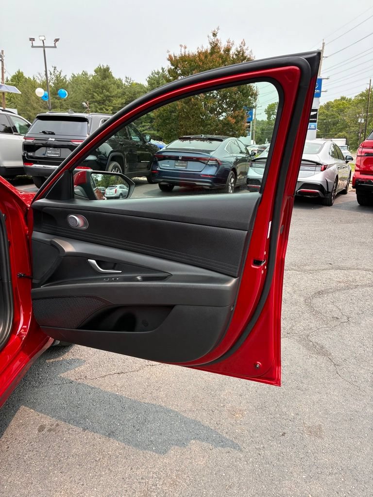 Used 2023 Hyundai Elantra SE FWD image 40