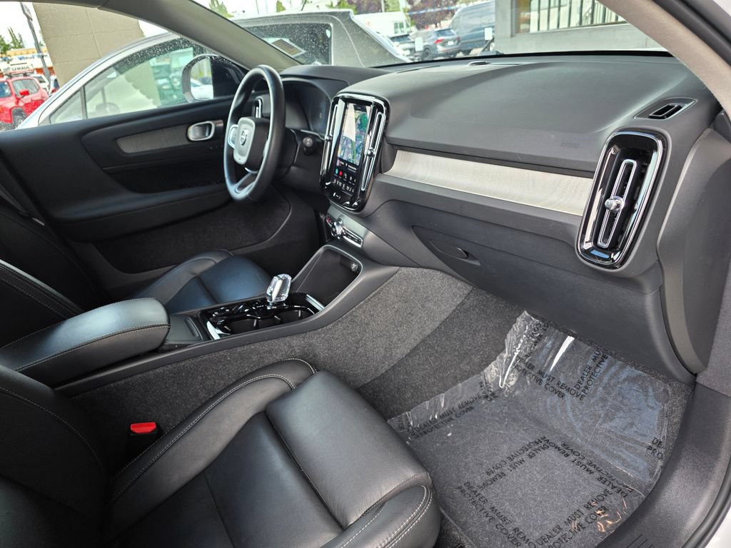 Used 2024 Volvo XC40 B5 Plus AWD/4WD image 25