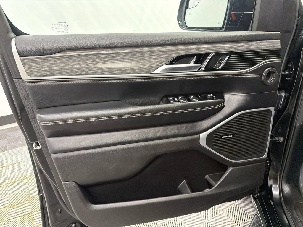 Used 2024 Jeep Wagoneer L Series II RWD image 11
