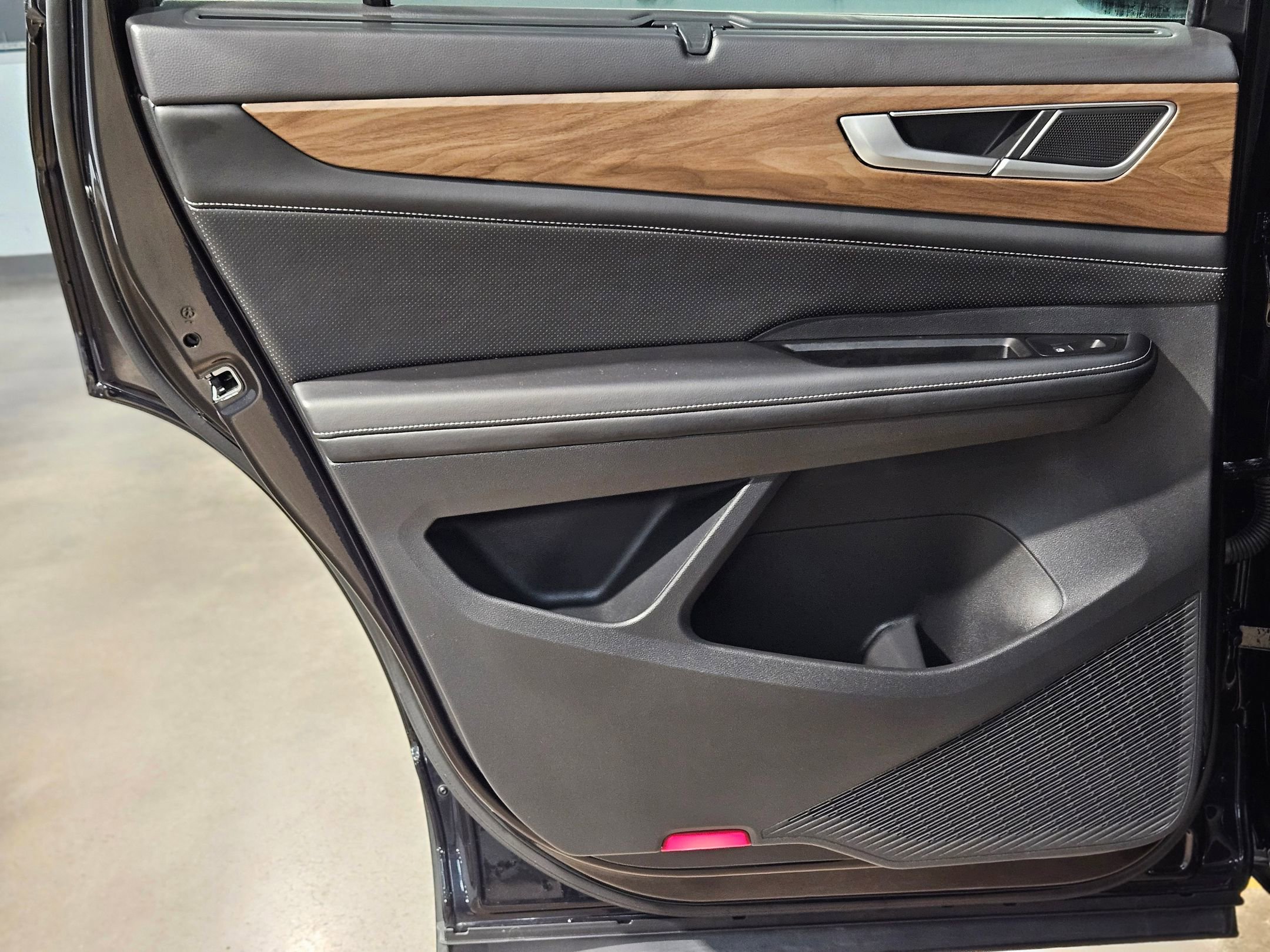 Used 2024 Volkswagen Atlas SE image 32