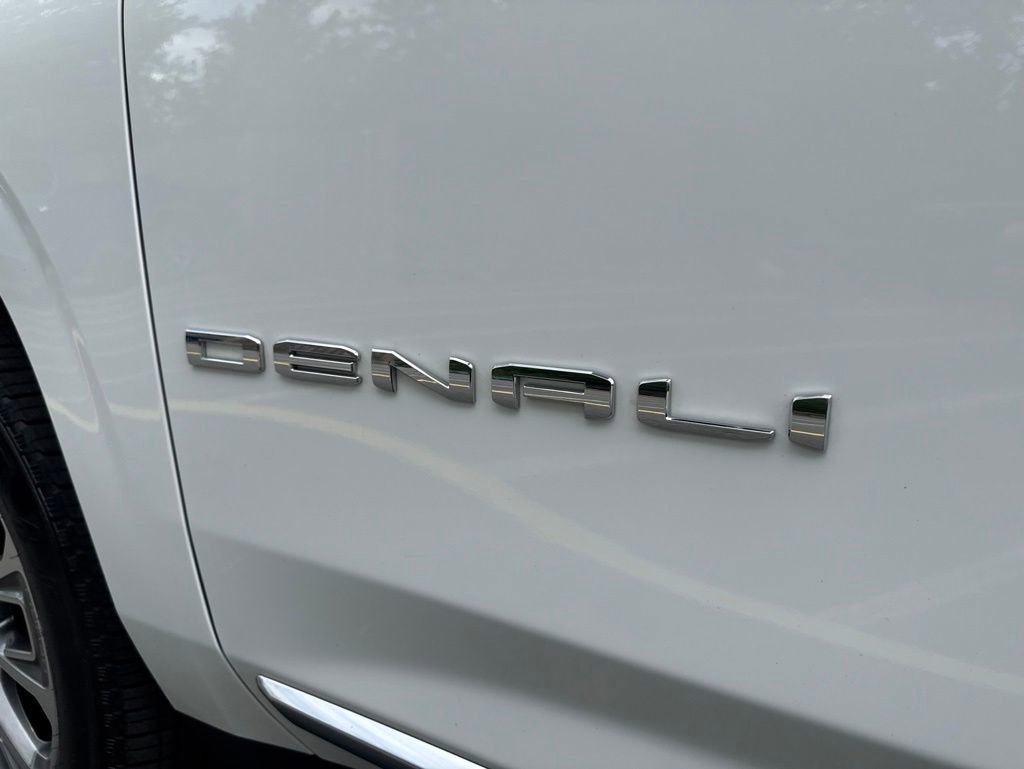 Used 2025 GMC Yukon XL Denali AWD/4WD image 12