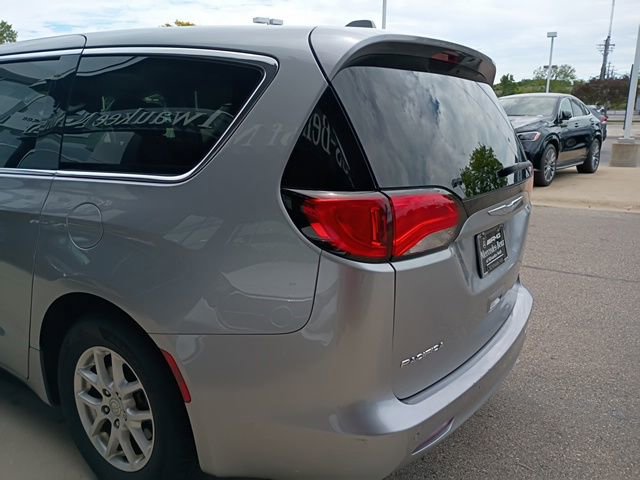 Used 2017 Chrysler Pacifica Touring FWD image 5