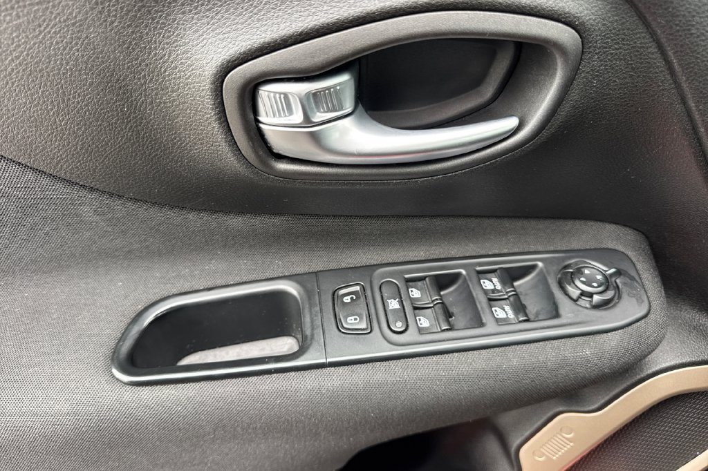Used 2015 Jeep Renegade Latitude w/ Cold Weather Group II AWD/4WD image 13