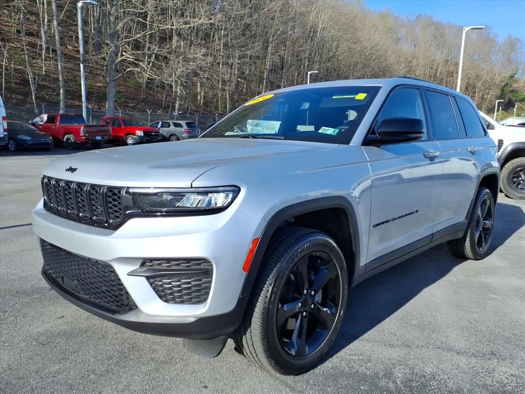 Used 2024 Jeep Grand Cherokee Altitude image 9