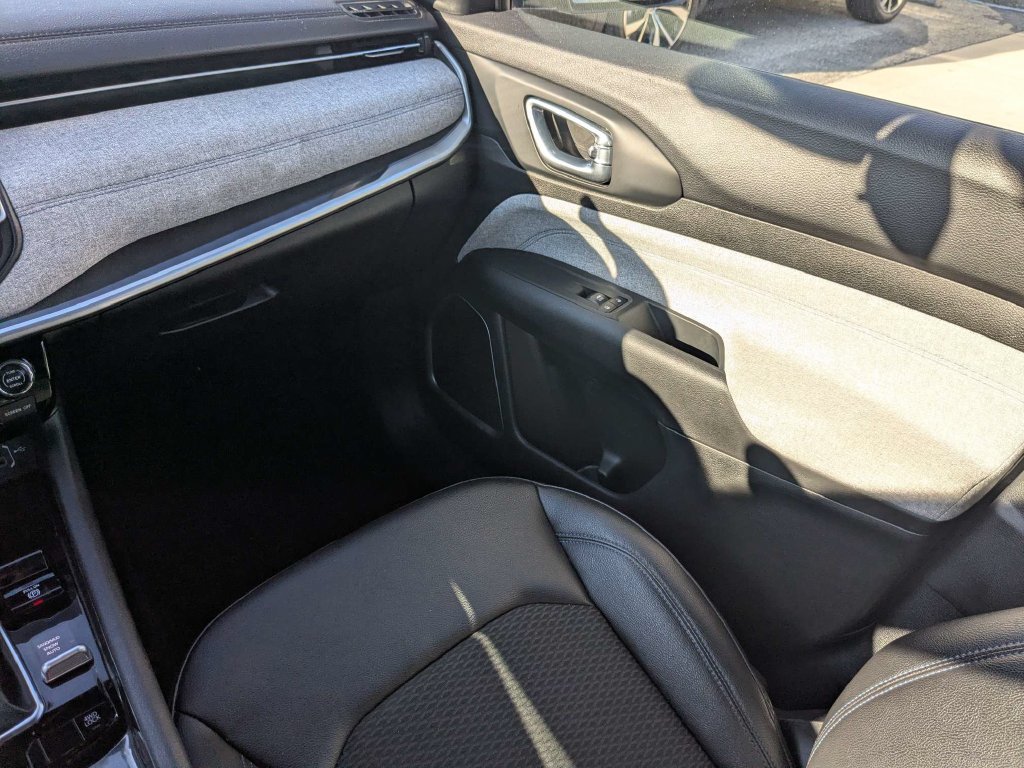 Used 2024 Jeep Compass Latitude AWD/4WD image 24