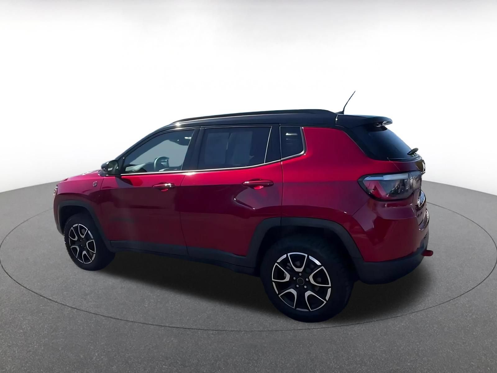 Used 2025 Jeep Compass Trailhawk AWD/4WD image 9