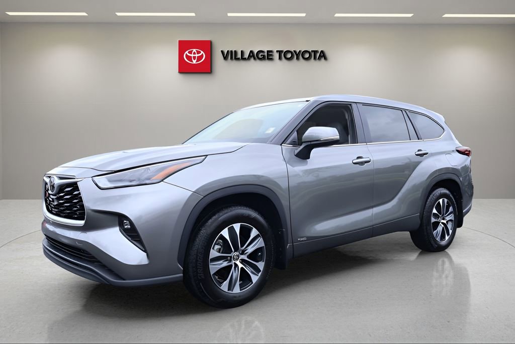 Certified 2025 Toyota Highlander XLE AWD/4WD image 1