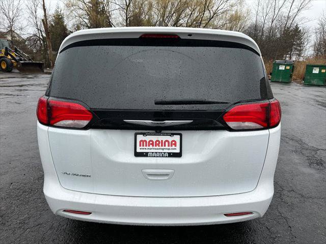 Certified 2022 Chrysler Voyager LX image 15