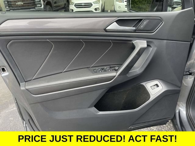 Used 2023 Volkswagen Tiguan SE w/ Panoramic Sunroof Package FWD image 17