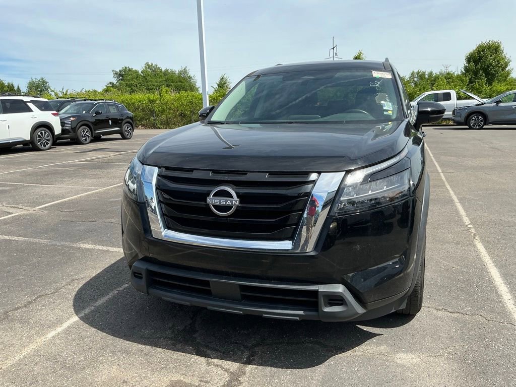 Used 2024 Nissan Pathfinder SV FWD image 2