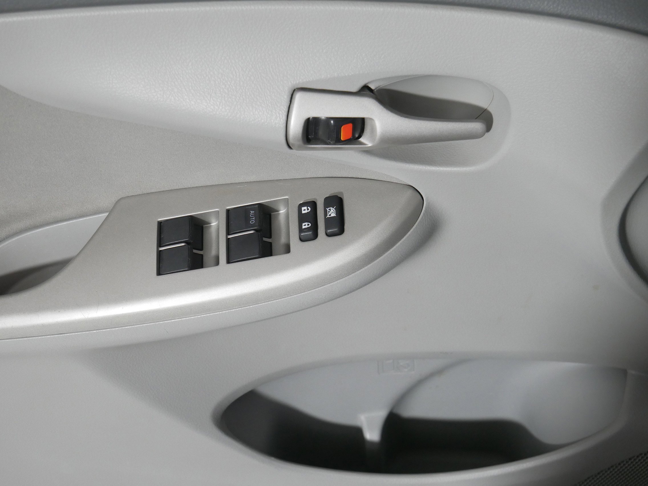 Used 2010 Toyota Corolla LE image 19