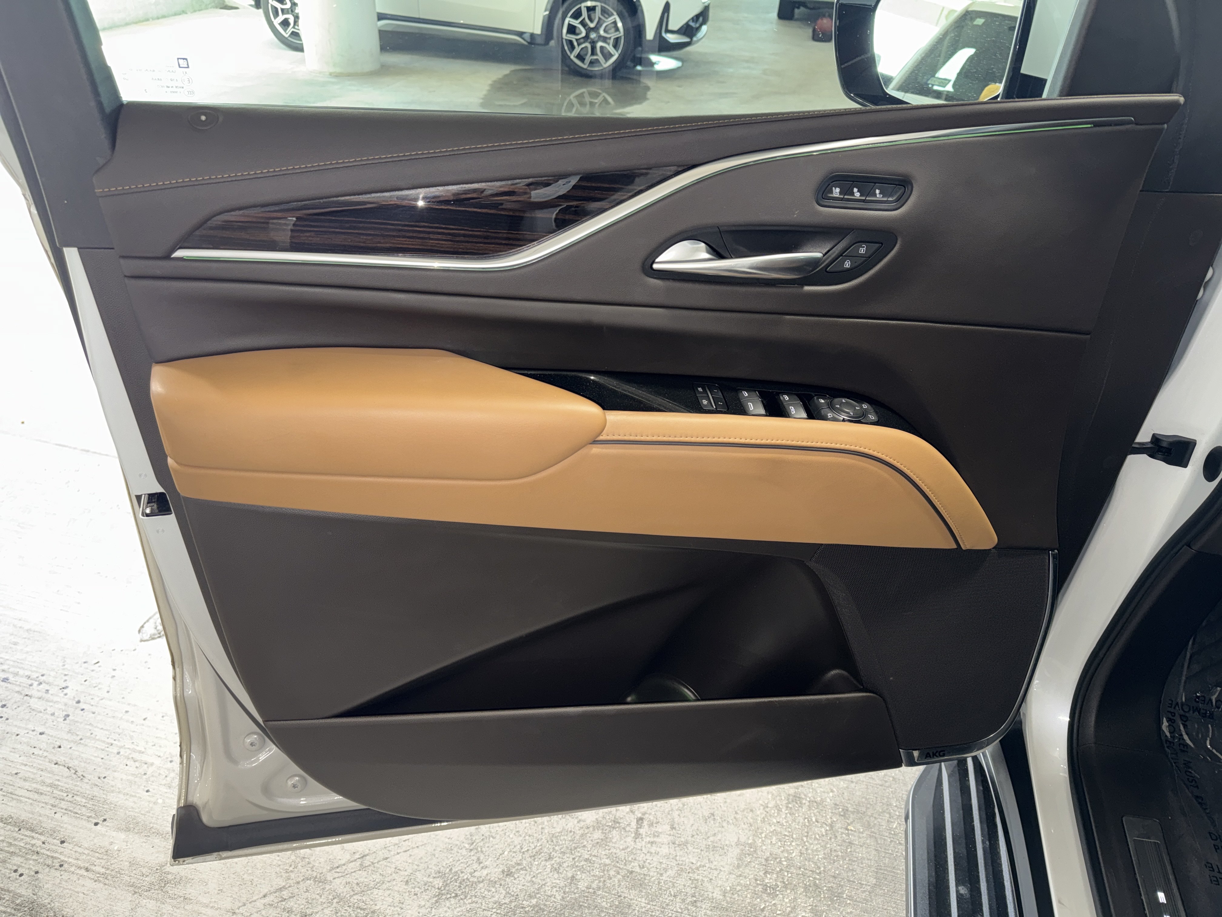 Used 2023 Cadillac Escalade Premium Luxury w/ LPO, Illumination Package AWD/4WD image 17