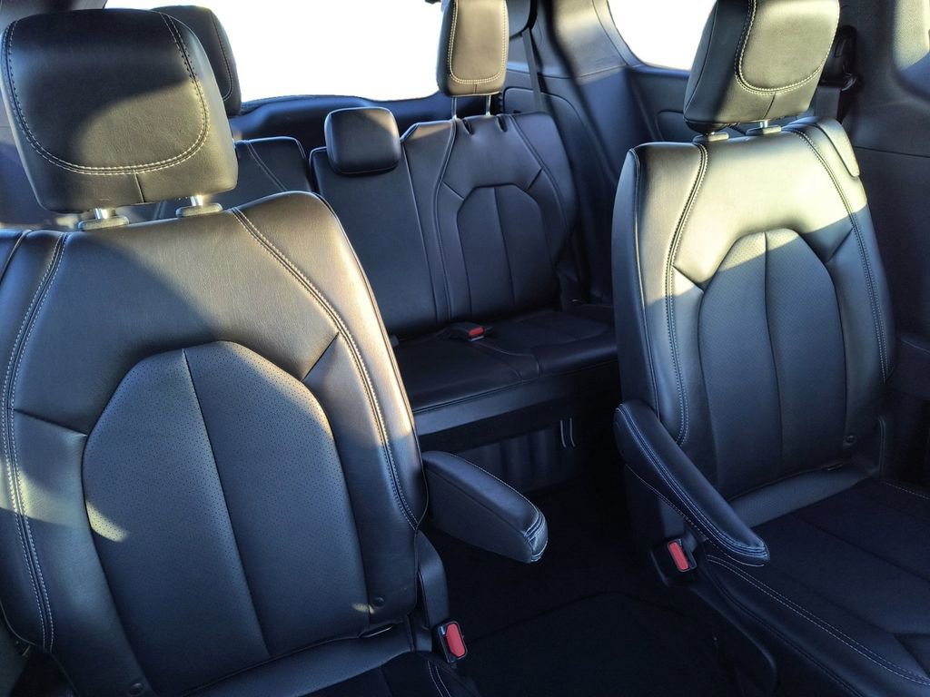 Used 2025 Chrysler Pacifica Select image 18