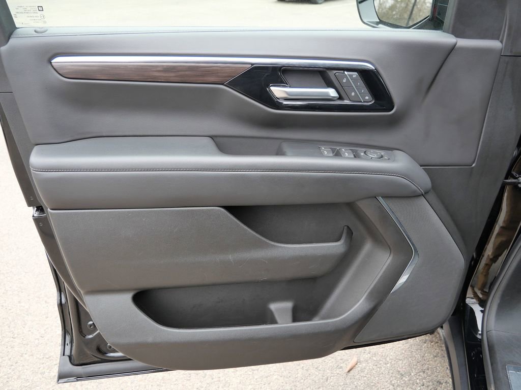 Used 2025 Chevrolet Suburban Z71 image 31