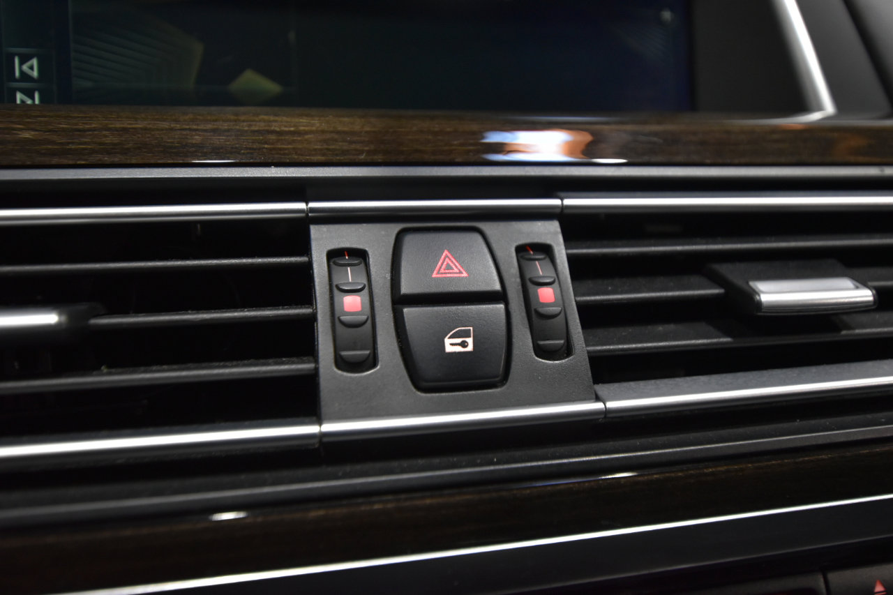 Used 2013 BMW 750i xDrive image 30