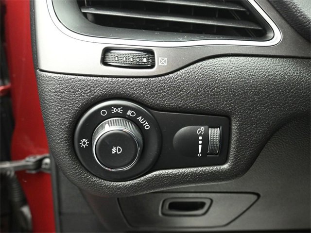 Used 2019 Jeep Cherokee Latitude w/ Cold Weather Group image 11