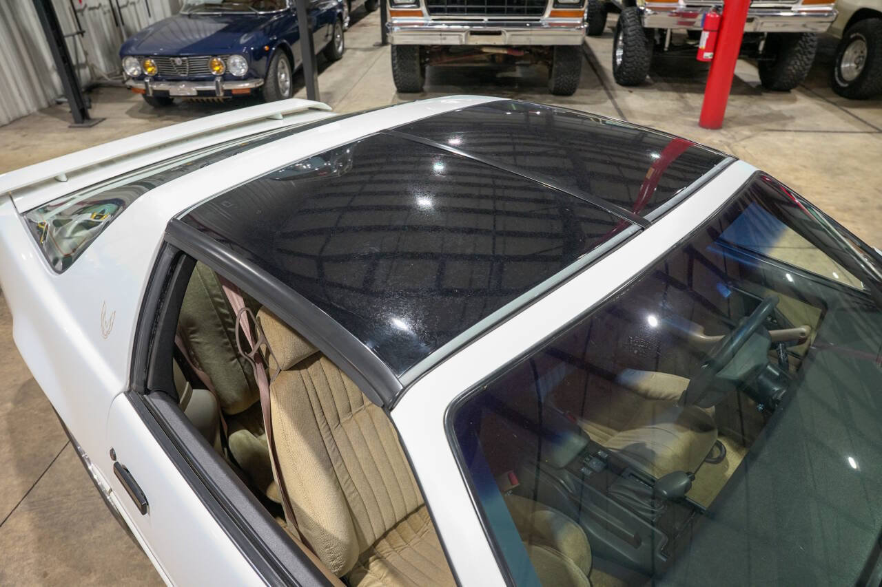 Used 1992 Pontiac Firebird Formula RWD image 19