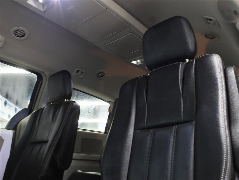Used 2016 Chrysler Town & Country Touring FWD image 17