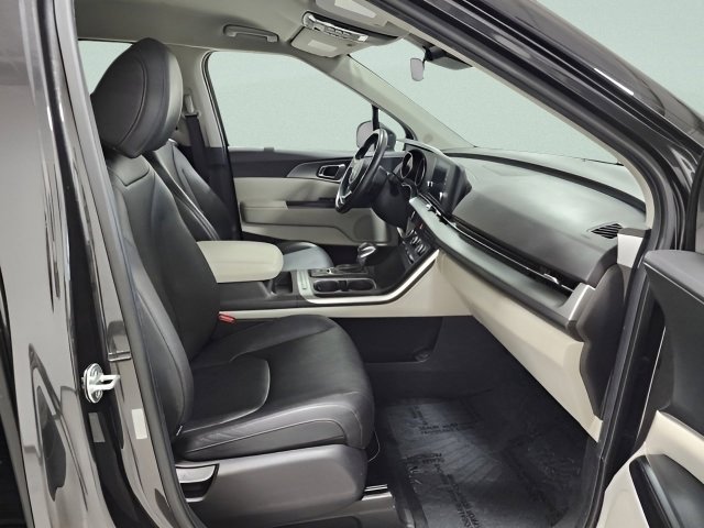 Used 2023 Kia Carnival LX FWD image 9