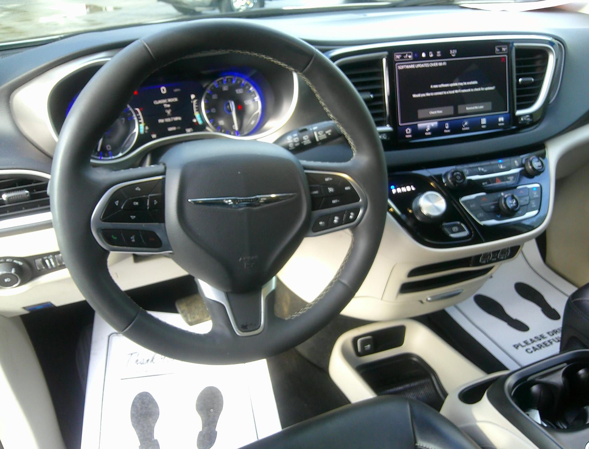 Used 2024 Chrysler Pacifica Touring-L FWD image 9