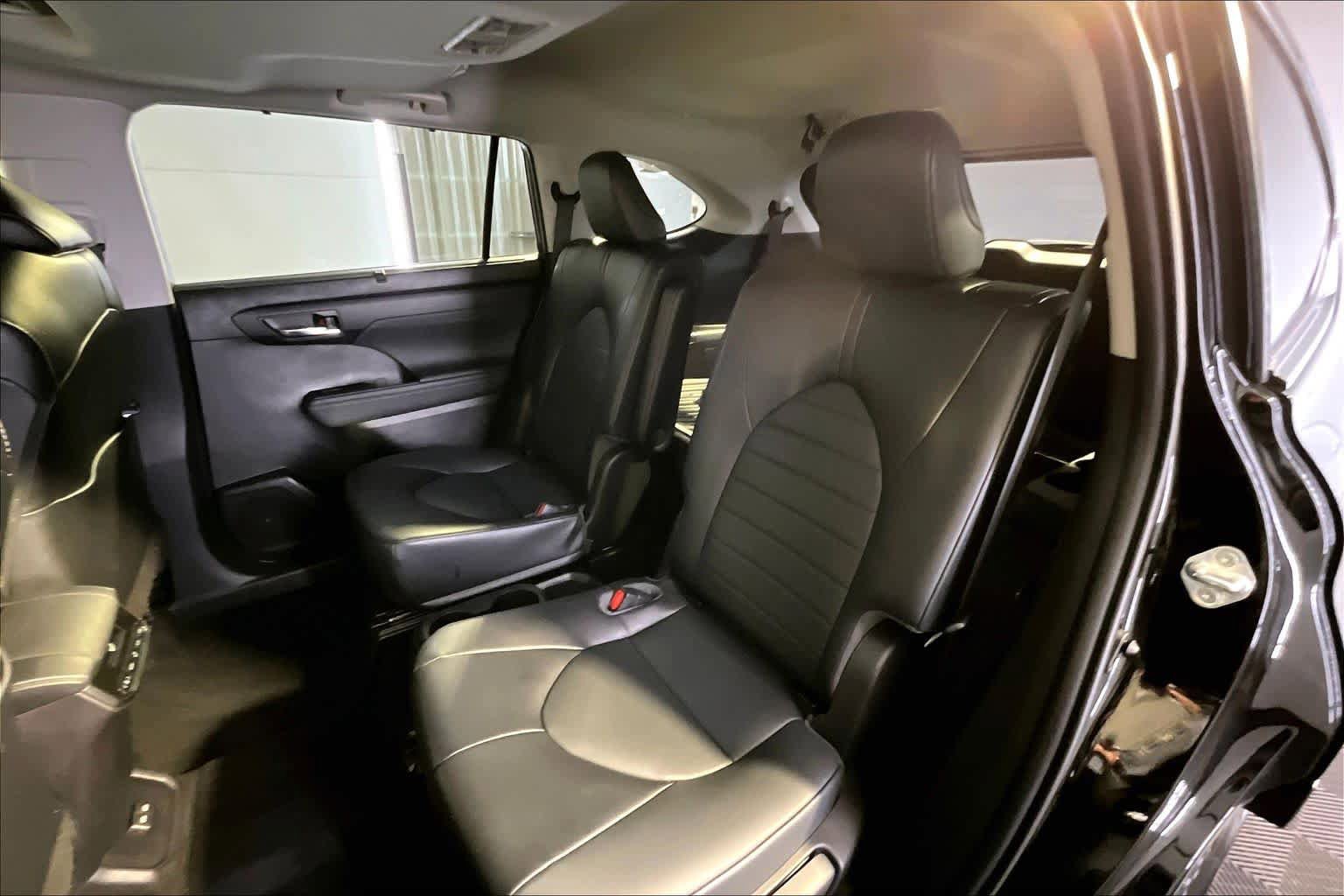 Used 2022 Toyota Highlander XLE AWD/4WD image 21