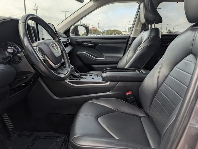 Used 2022 Toyota Highlander XLE AWD/4WD image 26