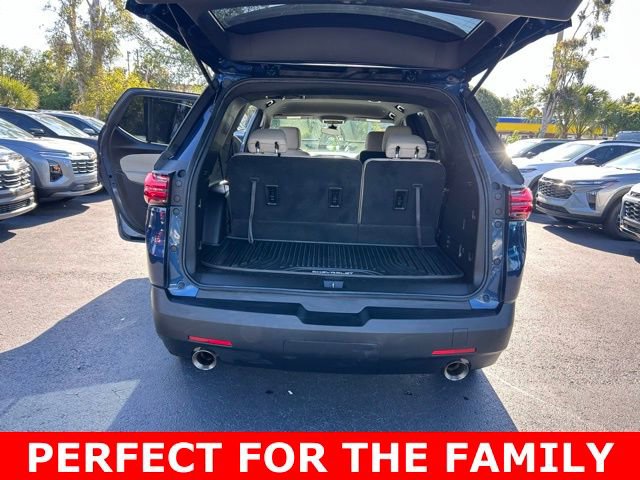 Used 2023 Chevrolet Traverse LS FWD image 17