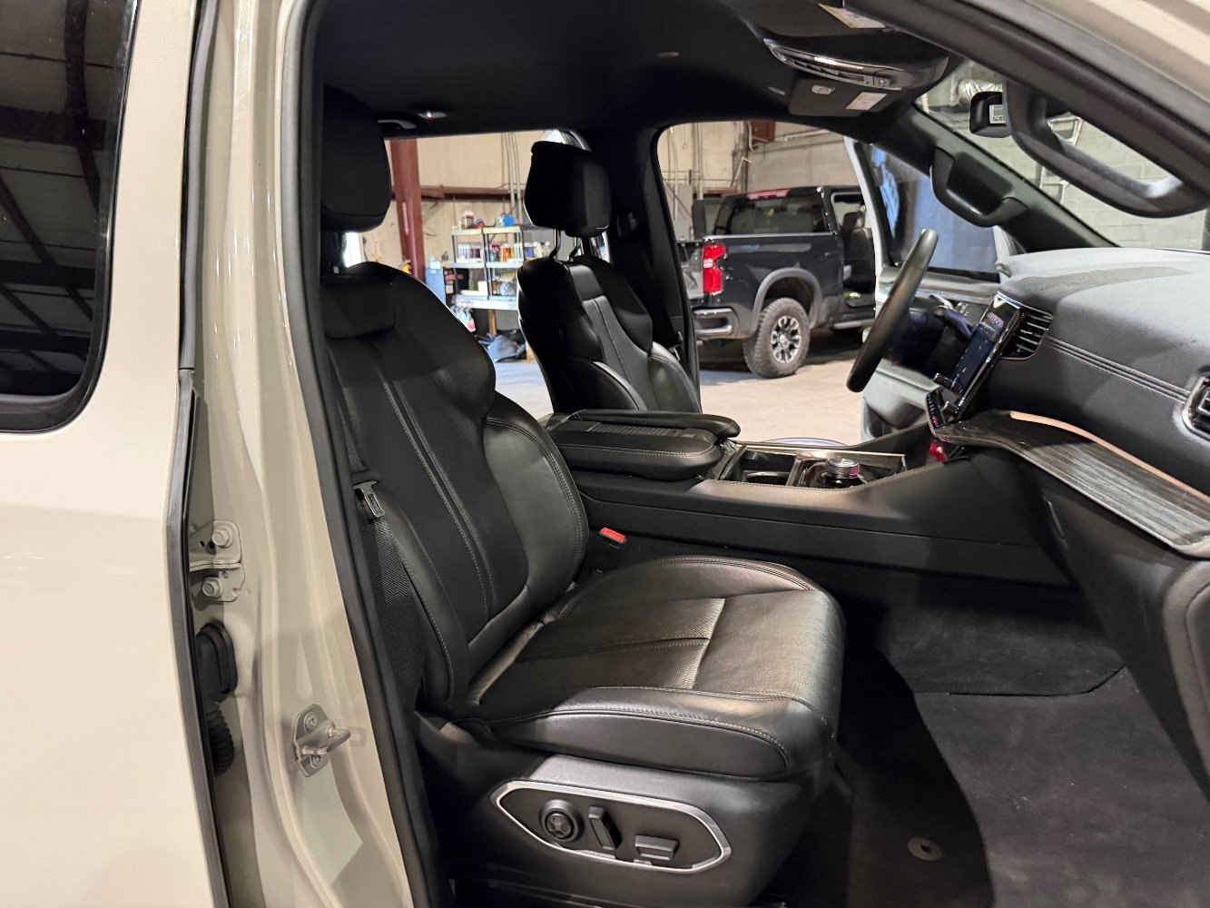Used 2022 Jeep Wagoneer Series III RWD image 27