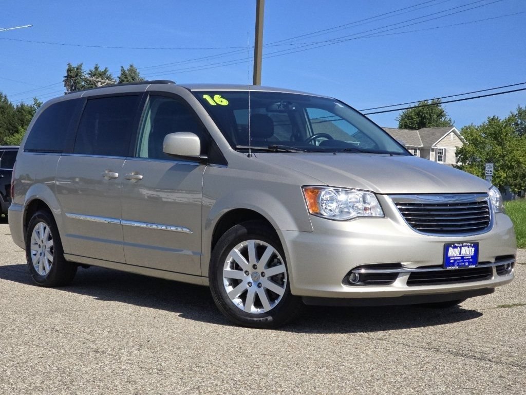 Used 2016 Chrysler Town & Country Touring FWD image 2