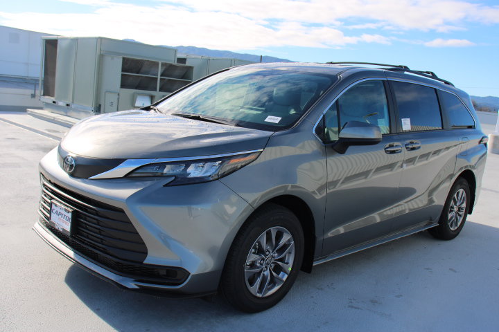 New 2026 Toyota Sienna LE FWD image 6