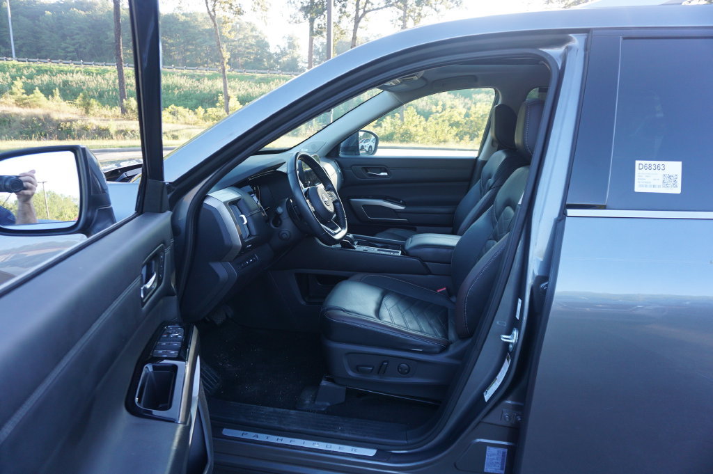 Used 2024 Nissan Pathfinder Platinum FWD image 2