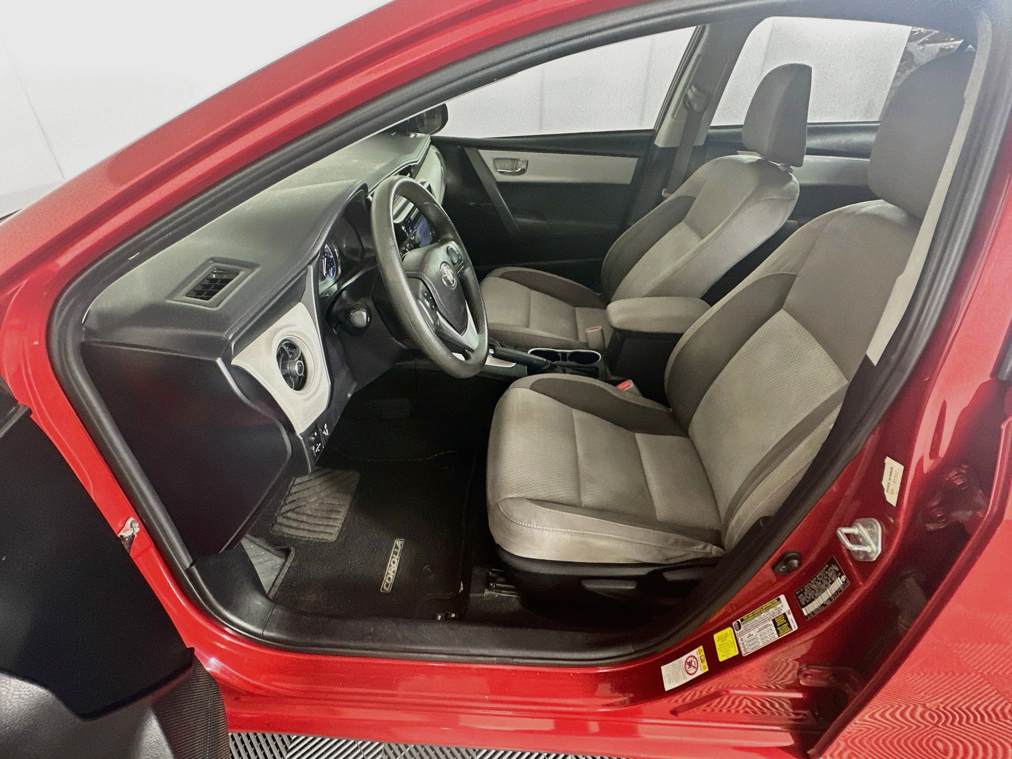 Used 2018 Toyota Corolla LE FWD image 13