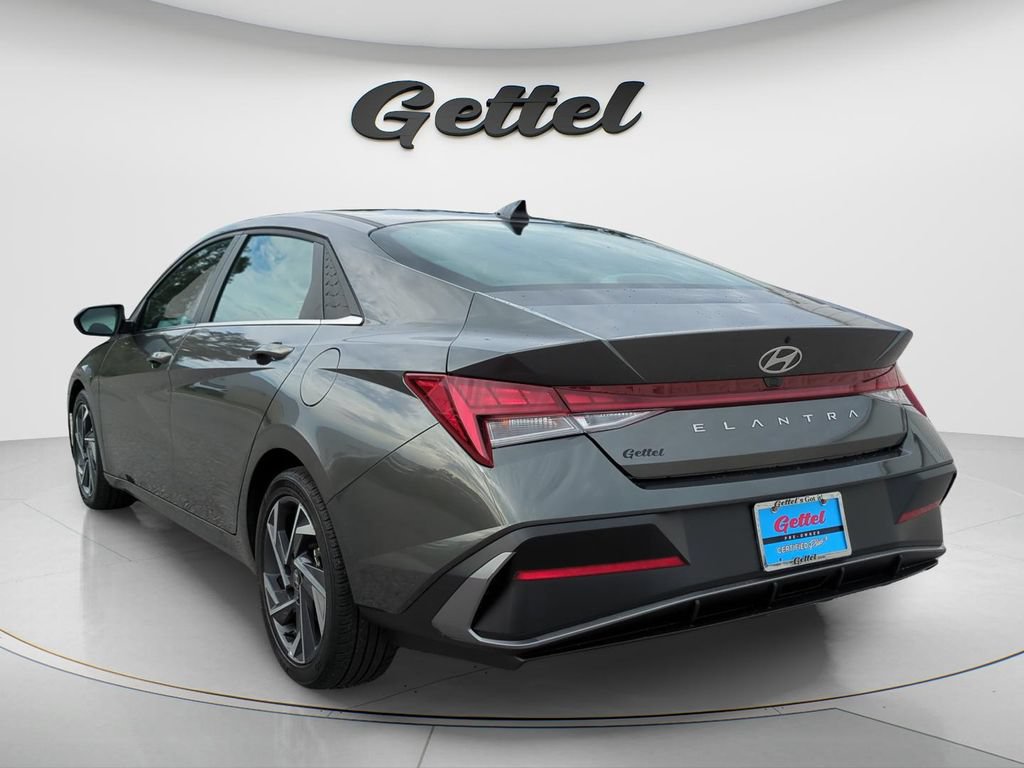 Used 2025 Hyundai Elantra SEL FWD image 7