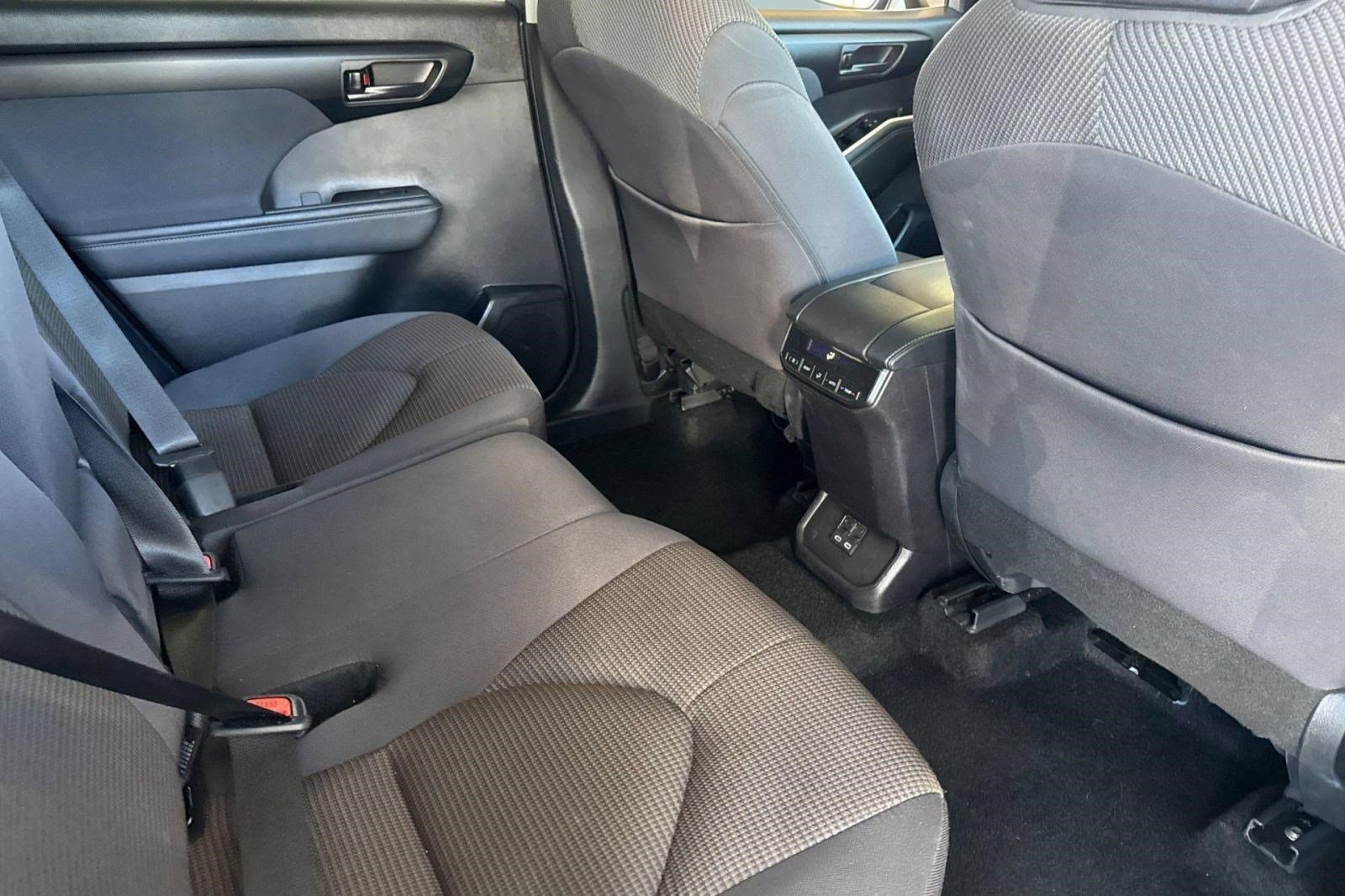 Used 2025 Toyota Highlander LE FWD image 32