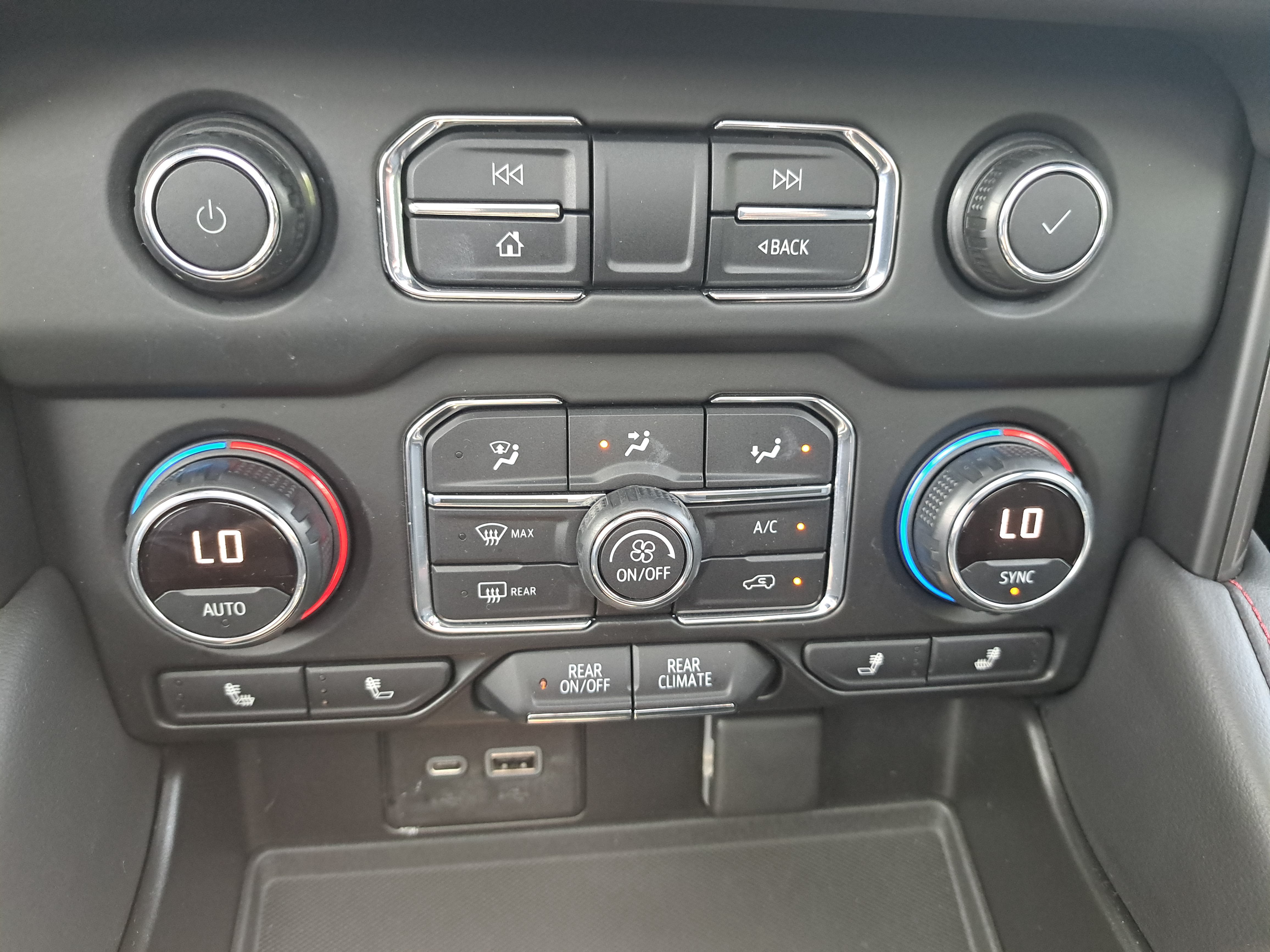 Used 2021 Chevrolet Suburban RST w/ Luxury Package AWD/4WD image 23