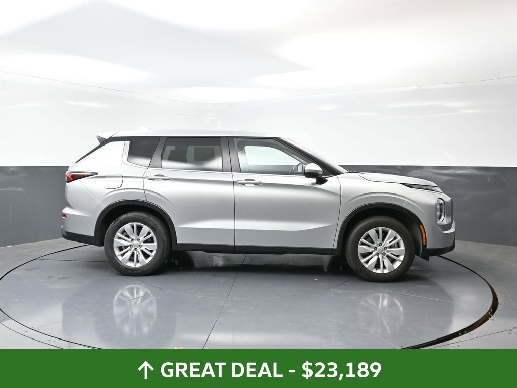 Used 2025 Mitsubishi Outlander ES image 2