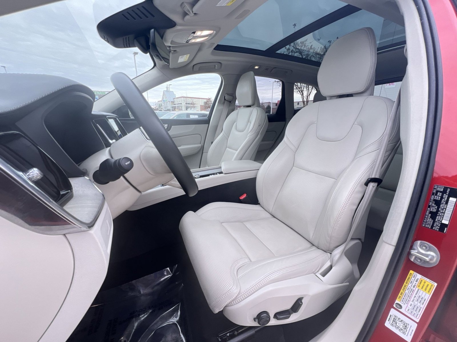 Certified 2023 Volvo XC60 B5 Ultimate w/ Climate Package image 13