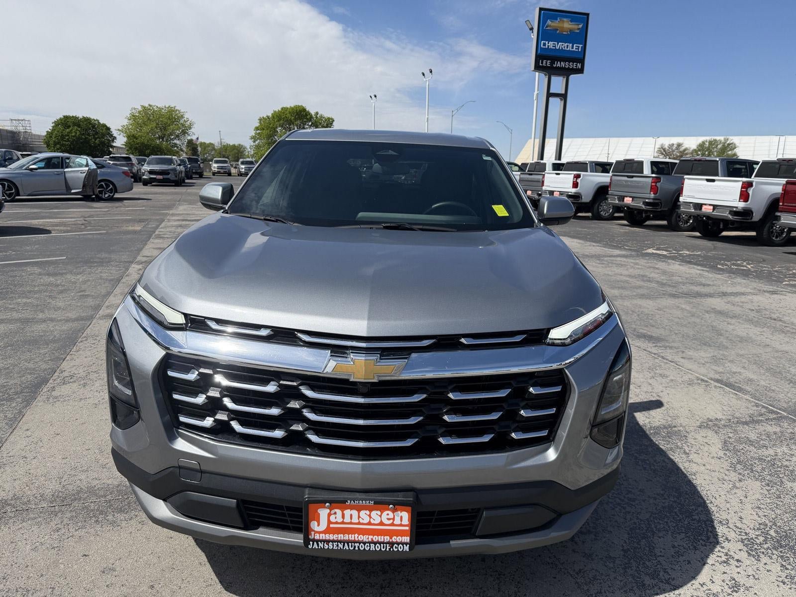 Used 2025 Chevrolet Equinox LT FWD image 2