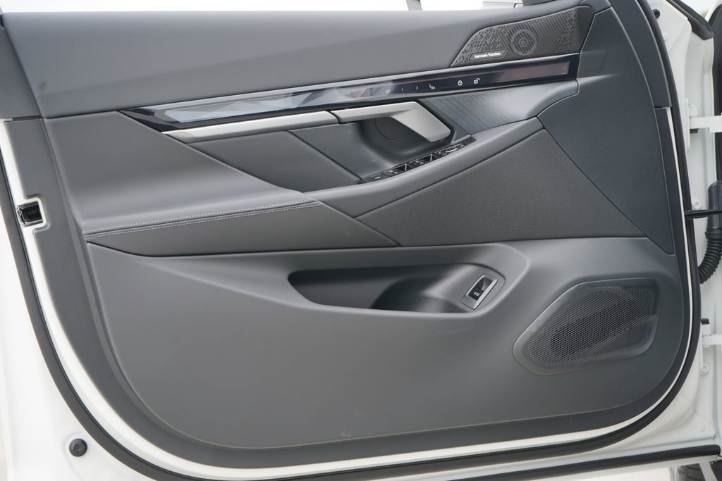 Used 2026 BMW i5 eDrive40 image 9